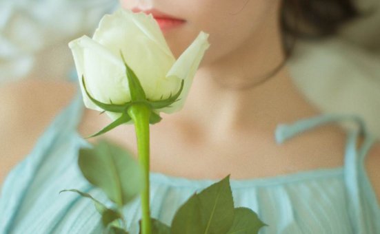 元气美女清新随性居家写真图片