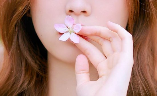 清新美女唯美迷人花海写真图片