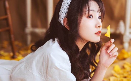 白裙美女清新文艺写真图片