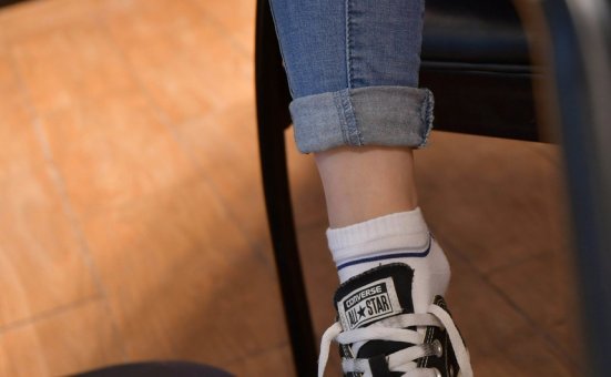 [YJ街拍]006 桌下帆布鞋[127P+1V-212MB]