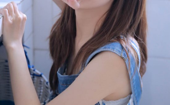 高颜值大眼美女白嫩性感写真