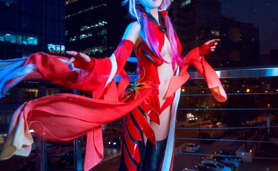 爆乳性感萝莉Cosplay楪祈喷血诱惑福利写真