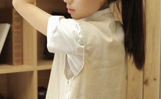 长发美女清新迷人居家写真图片