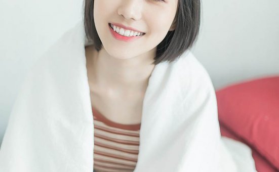 短发美女清新吊带诱人写真图片