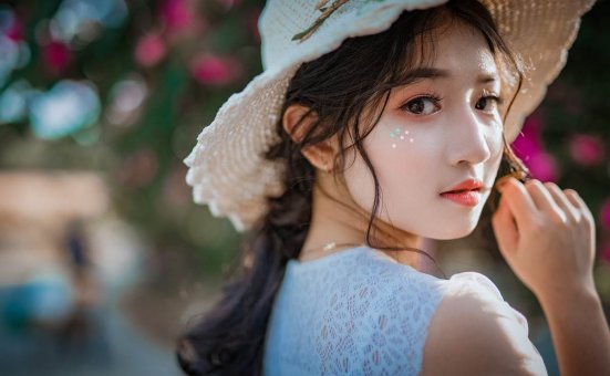 清新美女温婉迷人写真图片