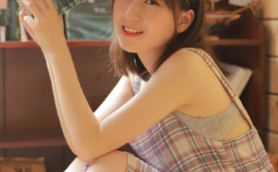 清新温婉美女格子裙私房图片
