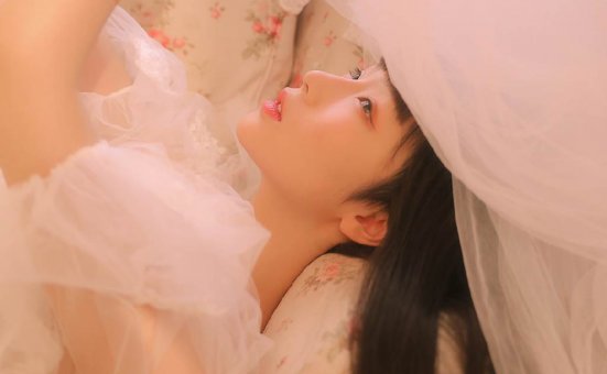 蕾丝美女大胆透视真空诱惑写真