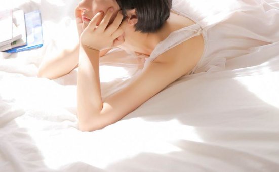 清纯水灵美少女慵懒诱人写真图片