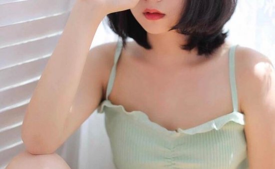 短发美女模特长腿撩人性感写真