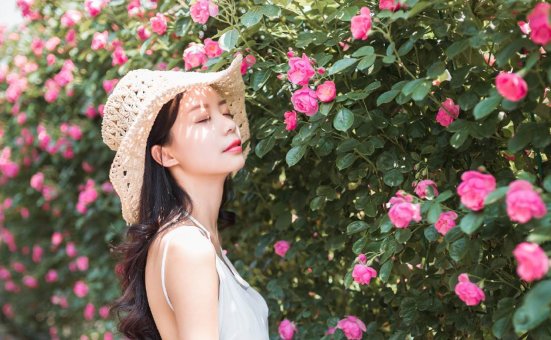 气质美女性感露背诱人写真图片