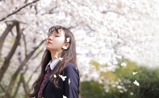 制服美女清纯迷人户外写真图片