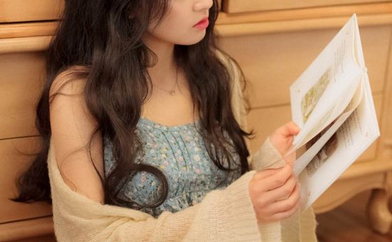 长卷发美女清新文艺写真图片