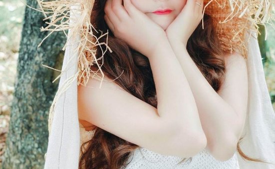 大眼睛美女性感吊带裙诱人图片