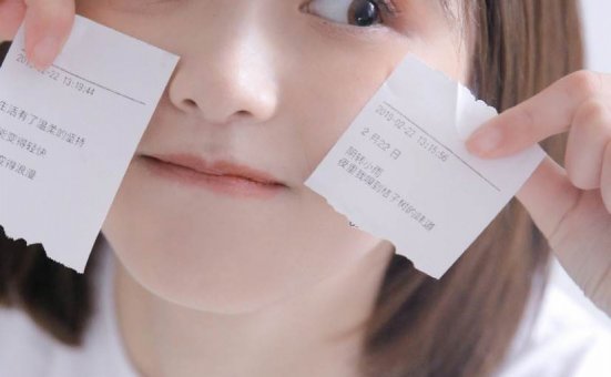 短发美女清新随性居家写真图片