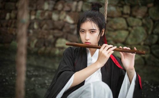 冷艳古风美女雨中清冷写真图片