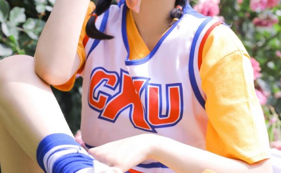 运动服美女性感俏皮长腿写真