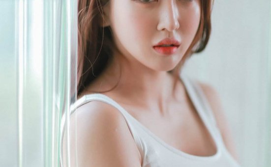 丰满美女前凸后翘性感诱人写真