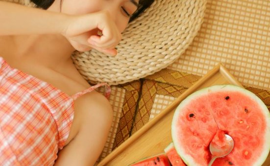 小清新美少女吊带衫私房图片