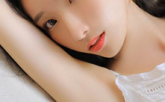 丰满吊带长腿美女裸背诱人写真