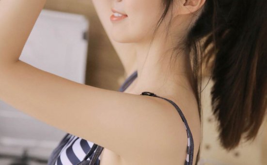 吊带居家美女性感长腿诱人写真