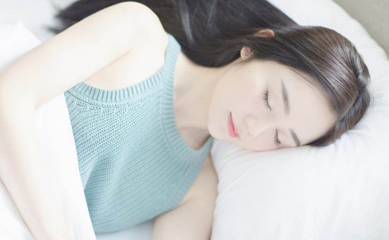 丸子头美女清新迷人居家写真图片