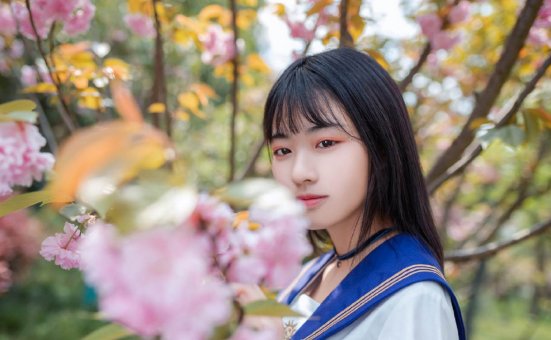 长发美女清新迷人户外写真图片