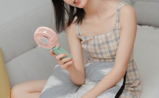 小清新美少女格纹吊带裙写真图片