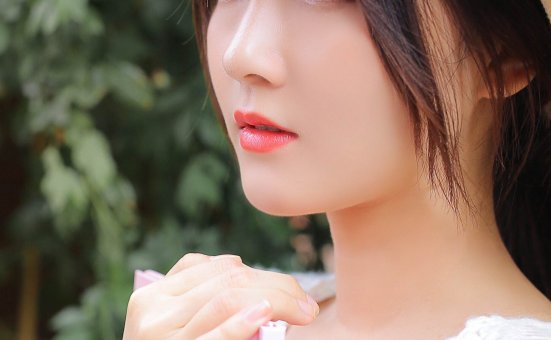 红唇美女萝莉白丝美腿性感户外写真