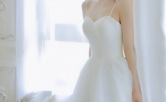 诱人美女吊带白丝美腿大胆迷人写真