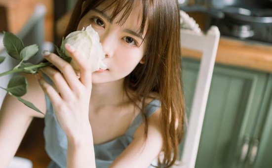 吊带裙美女复古文艺写真图片