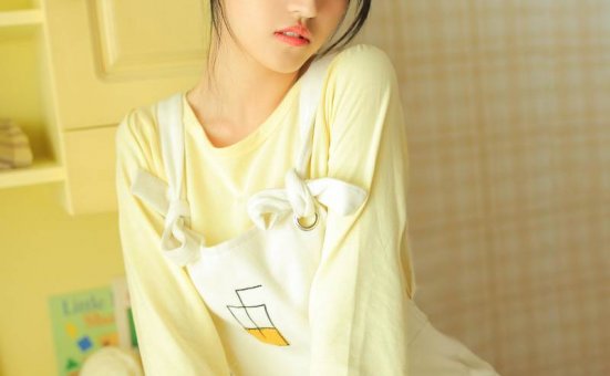 清新恬静美少女暖色调写真图片