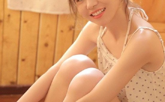 吊带美女性感美腿香肩浴室写真图片