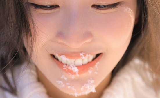 雪地美女白嫩肌肤性感长发美女图片