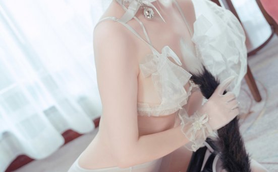 [XiuRen秀人网] 2024.09.24 No.9197 汐汐爱吃草莓 [80+1P]