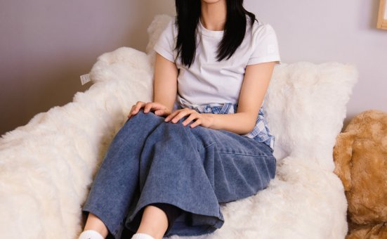 足愉心 NO.027 奶芙（搭配：白色T恤、牛仔长裤、德训鞋、白色棉袜、裸足）[110P+2V／19.4GB]