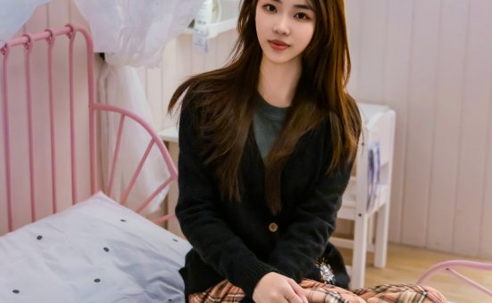 足愉心 NO.032 软软（搭配：黑色外套、黄色格子长裤、毛绒拖鞋、粉色棉袜、裸足）[120P+2V／11.4GB]