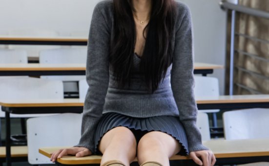 足愉心 NO.042 萱萱（搭配：灰色毛衫、黑色短裙、松糕鞋、白色棉袜、裸足）[110P+2V／10.5GB]