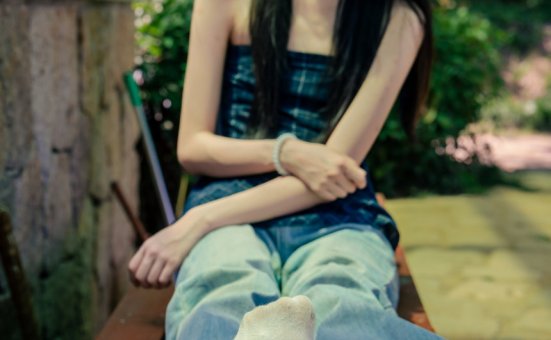 足愉心 NO.049 小瑶（搭配：蓝色格子吊带、牛仔长裤、白棉袜、洞洞鞋、裸足）[120P+2V／10.7GB]